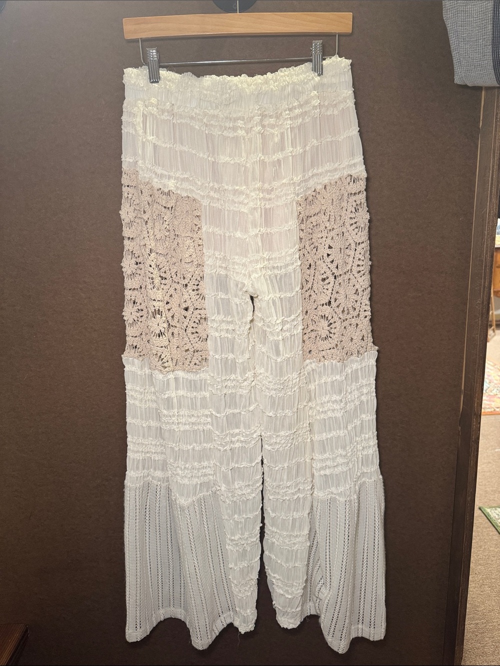 POL White Wide-Leg Crochet Panel Pants with Cream Insets - Picture 4 of 4